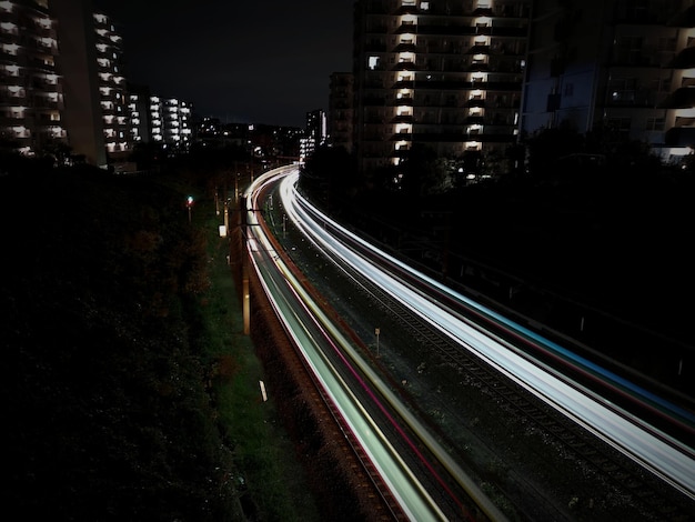 Photo high angle view of light trails on street amidst buildings in city