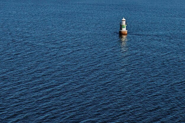 Photo high angle view of lighthouse by sea