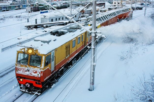 冬の雪に覆われた鉄道線路の機関車の高角度の景色