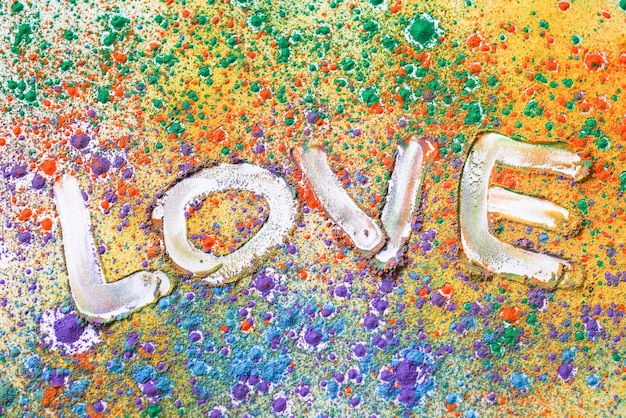 Photo high angle view of love text made with powder paint on street