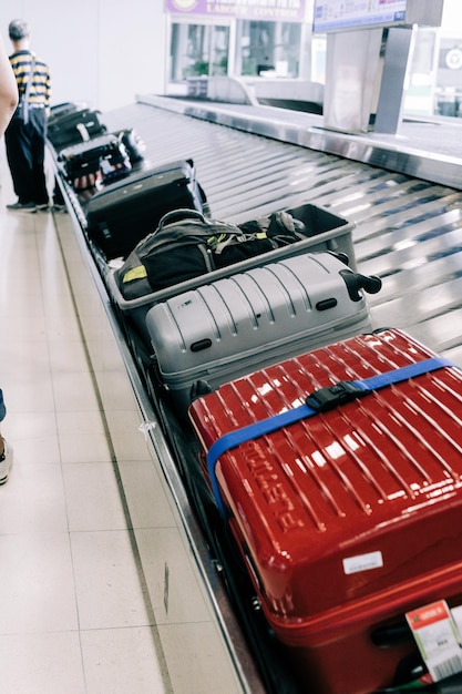 Foto vista ad alto angolo del bagaglio sul nastro trasportatore all'aeroporto