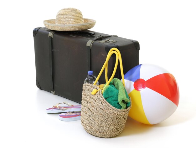 Foto vista ad alto angolo del bagaglio con oggetti da picnic su sfondo bianco