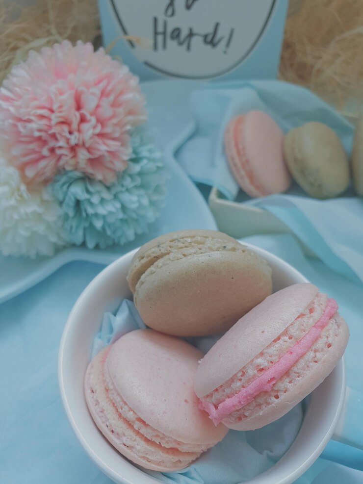Photo high angle view of macaroons in bowl on table