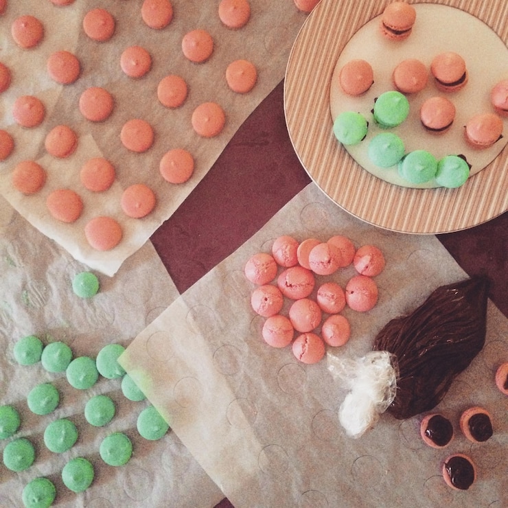 Photo high angle view of macaroons on table