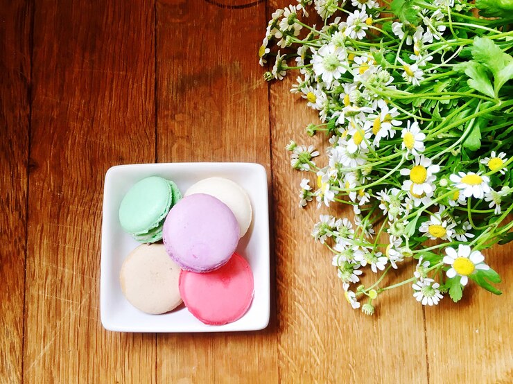 Photo high angle view of macaroons on table