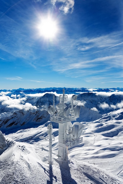 Foto vista ad alta angolazione dei macchinari su una montagna innevata