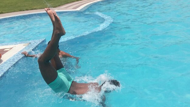 Photo high angle view of man diving into swimming pool