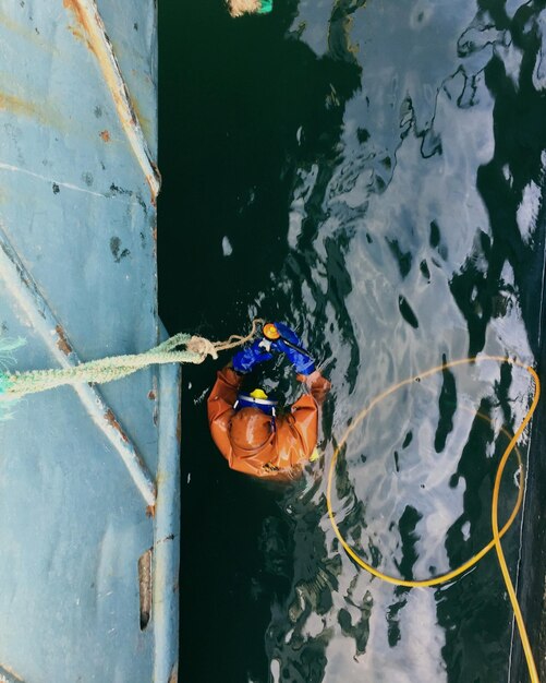 Foto vista ad alta angolazione di un uomo che si tuffa in mare