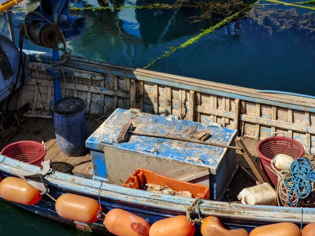 Foto vista ad alta angolazione di un uomo che pesca nel lago