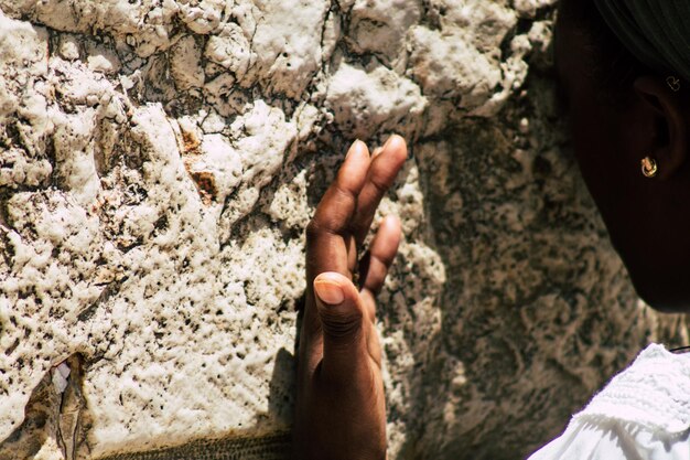 Photo high angle view of man hand on rock