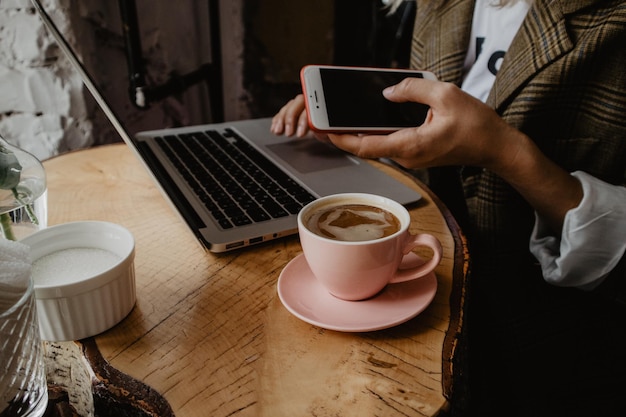 Photo high angle view of man having coffee at table in cafe