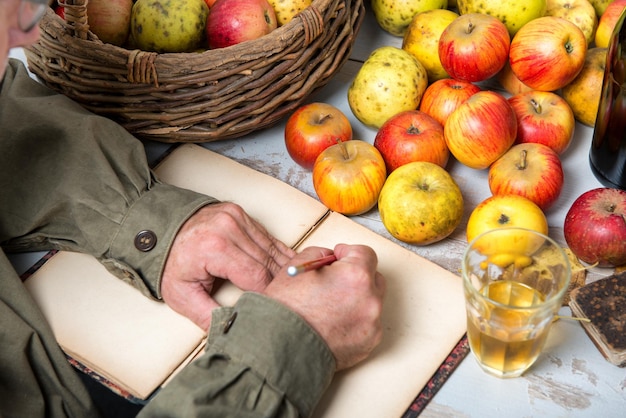 Foto vista ad alta angolazione di un uomo che tiene una mela nel cesto