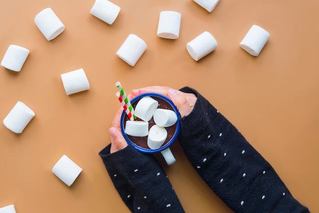 Foto vista ad alta angolazione di un uomo che tiene in mano una tazza di caffè