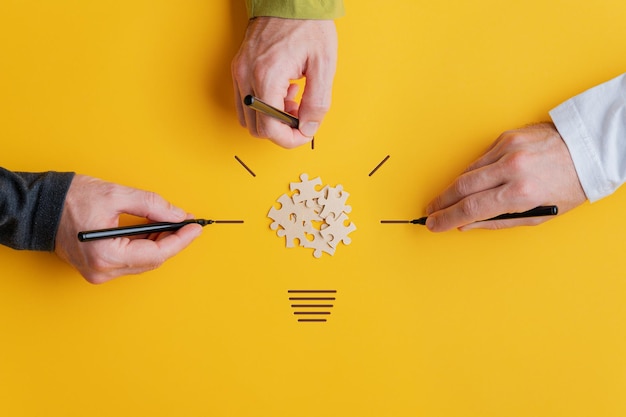 Photo high angle view of man holding yellow and orange on table