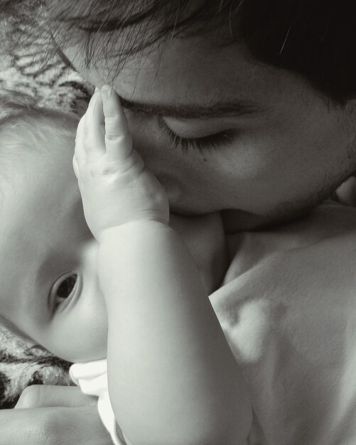 Foto vista ad alta angolazione di un uomo che bacia un bambino