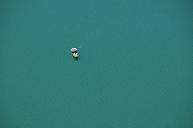 Photo high angle view of man in lake