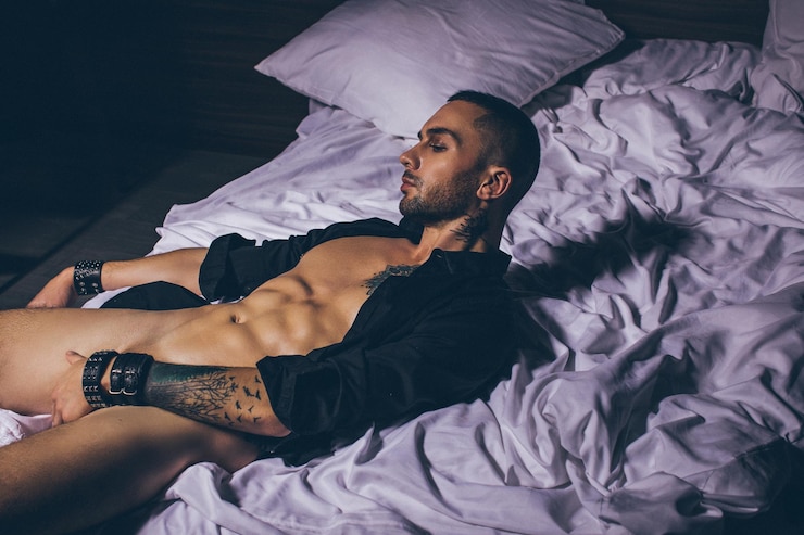 Photo high angle view of man lying on bed