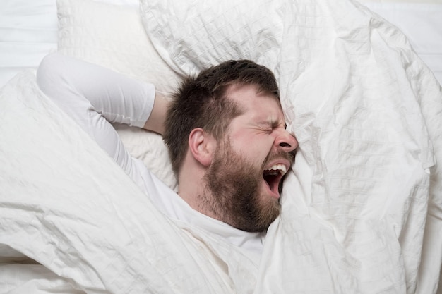 Foto vista ad alta angolazione di un uomo sdraiato sul letto