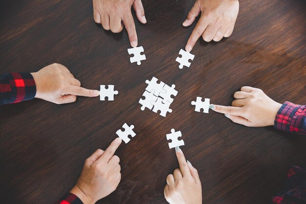 Photo high angle view of man playing jigsaw puzzle