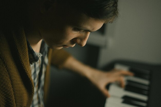 Foto vista ad alta angolazione di un uomo che suona il pianoforte