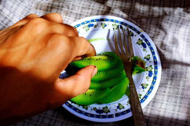 Foto vista ad alta angolazione di un uomo che prepara il cibo a letto a casa