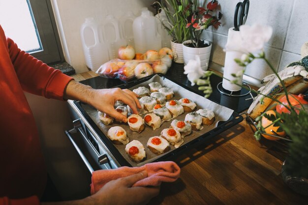 Photo high angle view of man preparing food in kitchen