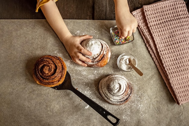 Foto vista ad alta angolazione dell'uomo che prepara il cibo sulla tavola