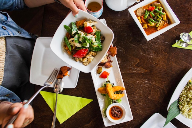 Photo high angle view of man preparing food on table