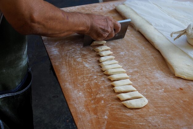 Foto vista ad alta angolazione dell'uomo che prepara il cibo