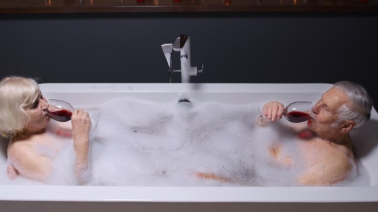 Photo high angle view of man relaxing in bathroom at home