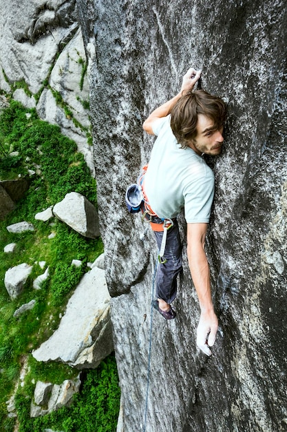 登山中の人の高角度の視点