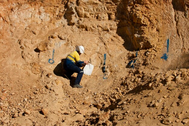 Foto vista ad alta angolazione dell'uomo sulla roccia