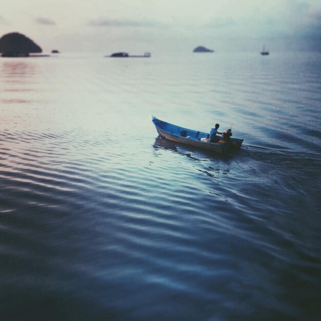 Photo high angle view of man sailing boat on lake