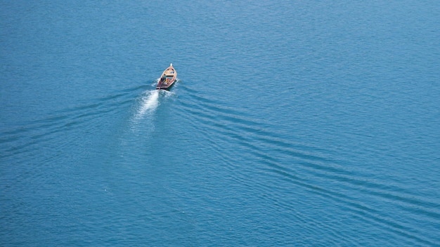 Photo high angle view of man sailing on sea