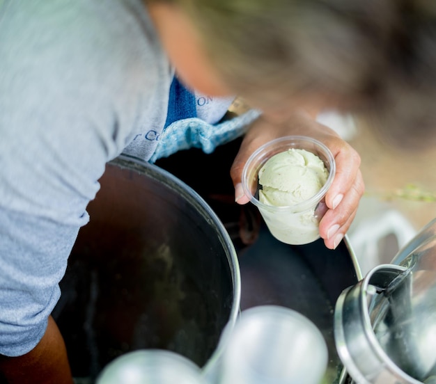 Foto vista ad alto angolo di un uomo che serve il gelato in vetro al mercato