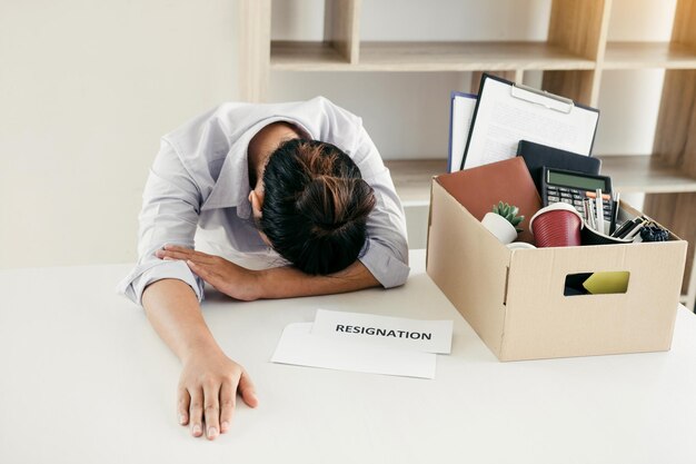 Photo high angle view of man sitting on table