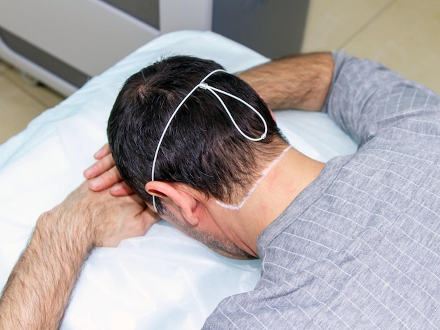 Foto vista ad alta angolazione di un uomo che dorme sul letto