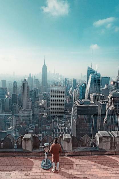 Photo high angle view of man standing at observation point against cityscape