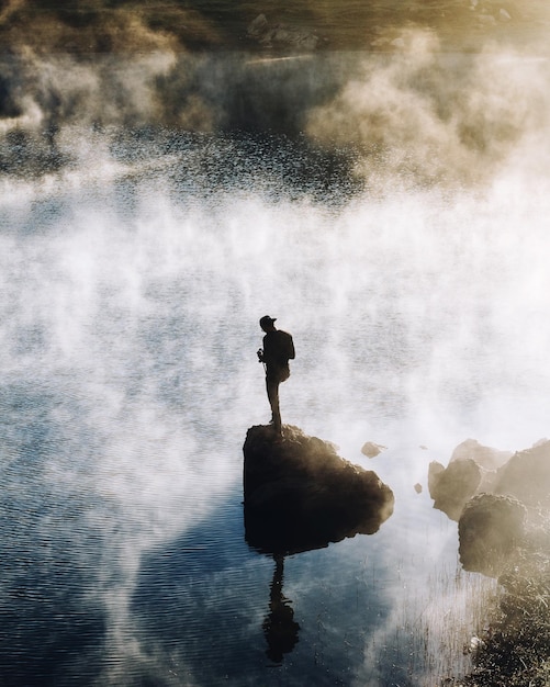 Photo high angle view of man standing on rock