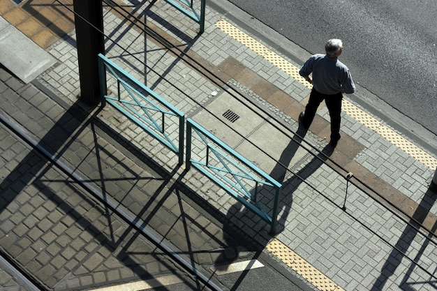 晴れた日に歩道に立っている男の高角度の写真