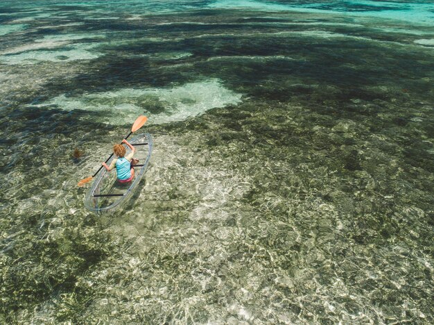 Foto vista ad alta angolazione di un uomo che fa surf in mare