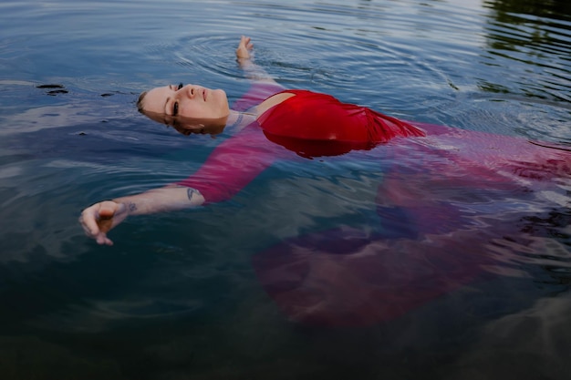 Photo high angle view of man swimming in lake