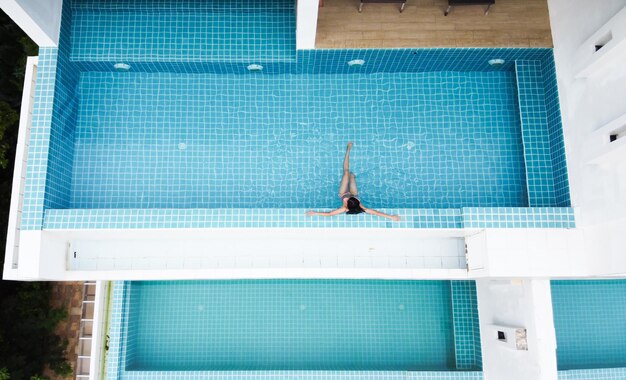 Foto vista ad alta angolazione di un uomo che nuota in piscina