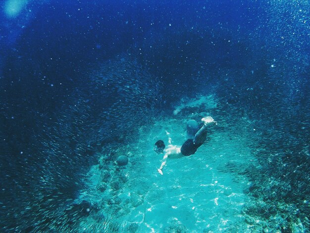 Photo high angle view of man swimming in sea