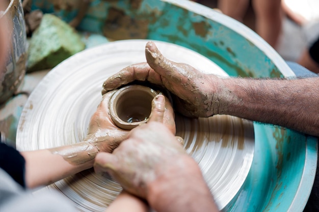 Foto vista ad alta angolazione di un uomo che insegna alla ceramica a un bambino