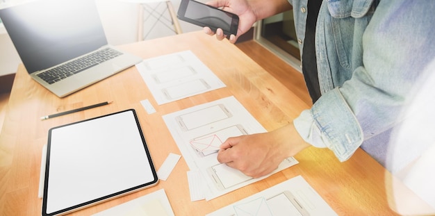 Photo high angle view of man using laptop on table