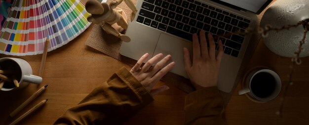 Photo high angle view of man using laptop on table