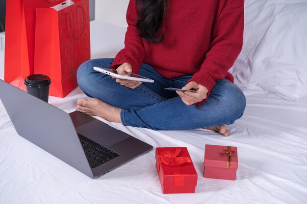 Photo high angle view of man using mobile phone while sitting on bed