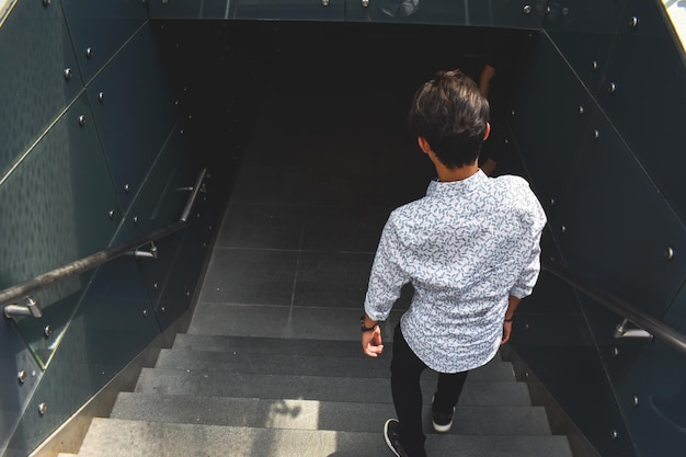 Photo high angle view of man walking down staircases