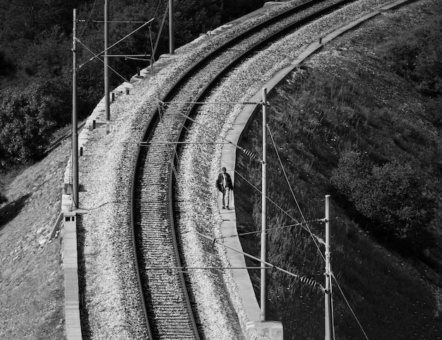 Photo high angle view of man walking on railway tracks